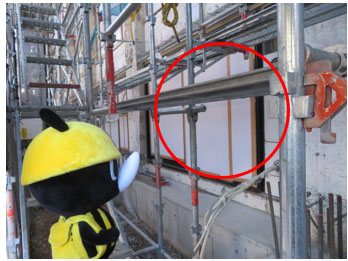 住みながらの工事の工夫は他にも！騒音対策として白い遮音パネル（写真赤丸内）が貼られています。