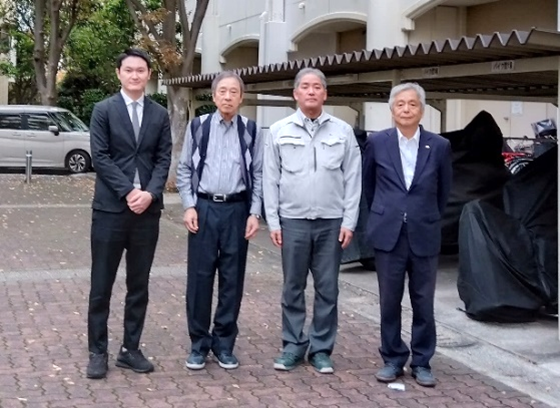 写真　関係者一同（左から施工会社様、管理組合前理事長様、施工会社様、設計者様）