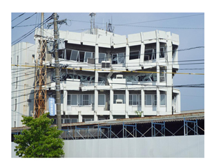 図2　宇土市役所（熊本地震）（出典：熊本災害デジタルアーカイブ／提供者：福島県白河市）