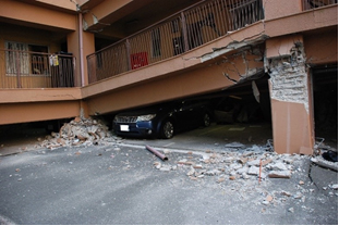 図3　1階ピロティの崩壊（熊本地震）（写真提供：JASO）