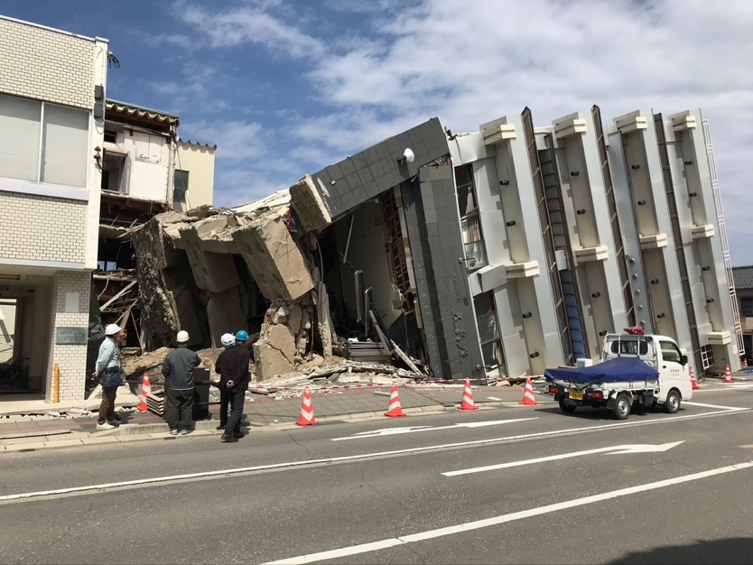 図1　輪島市の転倒したRC造７階建てビル