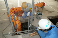 コンクリート流し込み作業風景